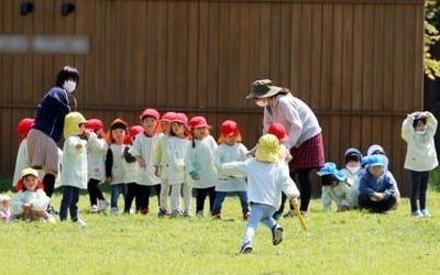 日, 2세이상 마스크 착용 권장 "비현실적"…연령 명시 않기로