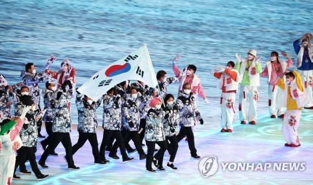 [올림픽] 곽윤기·김아랑 앞세운 대한민국, 태극기 휘날리며 73번째 입장