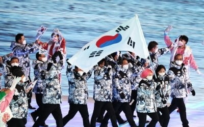 [올림픽] 곽윤기·김아랑 앞세운 대한민국, 태극기 휘날리며 73번째 입장