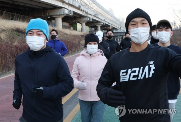 아내·딸과 함께 달린 안철수 "계속 뛰다보면 결국 목적지"