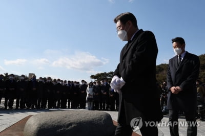 앞다퉈 '노무현 향수' 자극한 李·尹…초박빙 타개책?