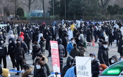 확진자 3만명대…오늘부터 백화점 판촉 금지·학원 띄어앉기