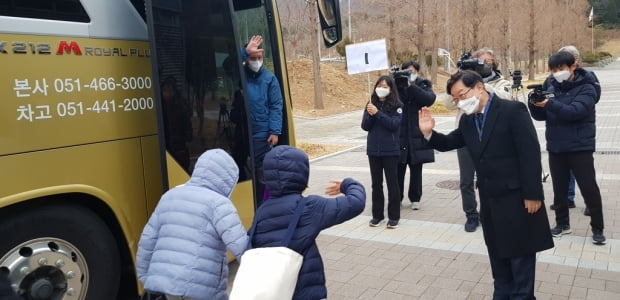 아프간 특별기여자 29가구 퇴소…현대중공업 협력업체 채용