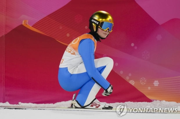 [올림픽] 4개국 5명 실격…스키점프 남녀 혼성 단체전, 복장 규정 논란