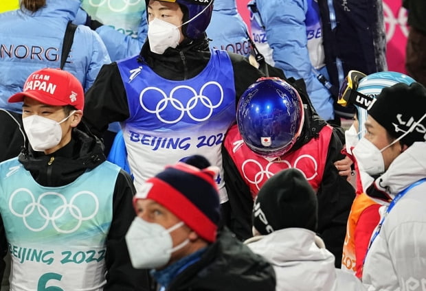 [올림픽] 4개국 5명 실격…스키점프 남녀 혼성 단체전, 복장 규정 논란