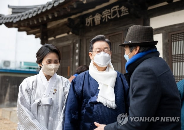 외연확장 이재명, 코로나 민생능력 부각…부인 논란 거듭에 촉각