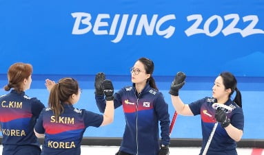 -올림픽- '초희! 초희!' 팀 킴, 유럽 챔피언 영국 꺾고 첫 승전고