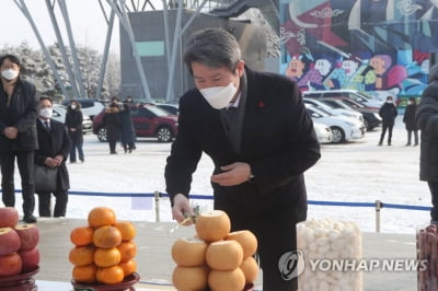 이인영 "슈나이스 목사, 고난받는 한국인의 영원한 친구"