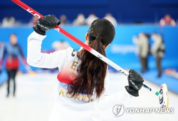 [올림픽] 컬링 팀 킴, 미국에 6-8 패배…2연패 빠져 공동 6위