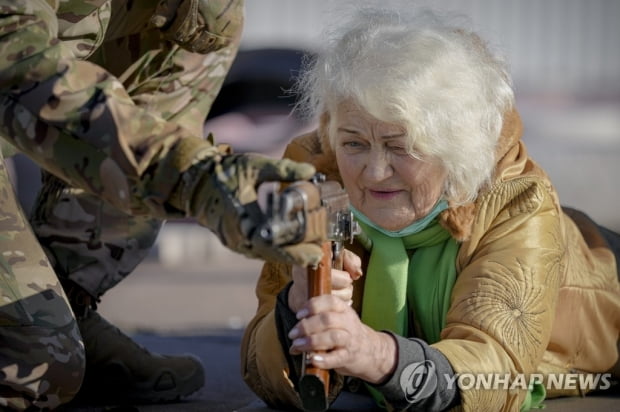 '전쟁 위기'에 우크라 시민은 총 드는데 정치·기업인은 탈출