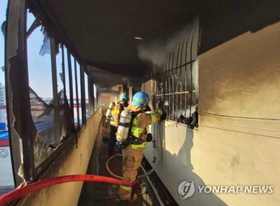 강릉 아파트서 불…70대 1명 숨지고 28명 대피·구조(종합)