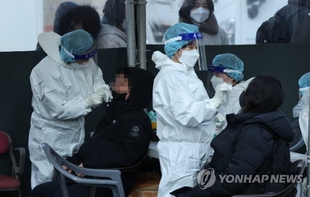 확진자 연일 폭증, 오늘도 10만명 근접…거리두기 조정 '주목'