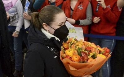 [올림픽] 러시아로 돌아간 발리예바, 여전히 묵묵부답…공항엔 환영 인파