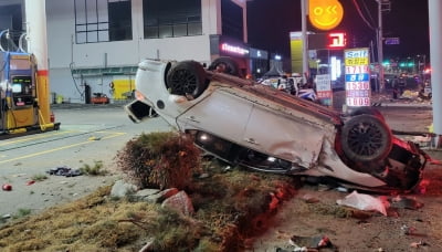 한밤중 청주서 음주운전 차량 가로등 들이받고 전복