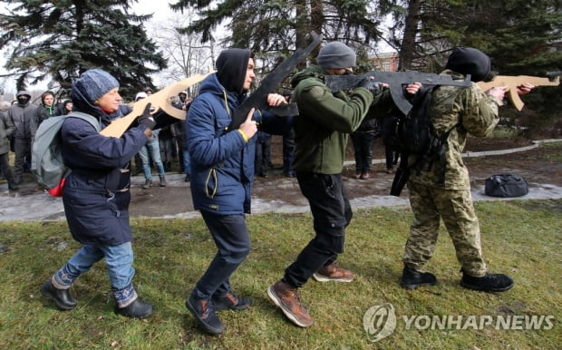 바이든, 일요일에 우크라 국가안보회의 소집…귀향 계획도 취소