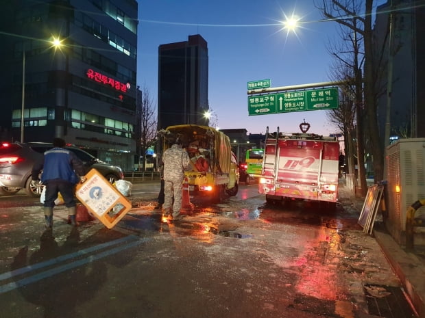 영등포구 유통상가 앞 상수도 파열…빙판길 교통 통제