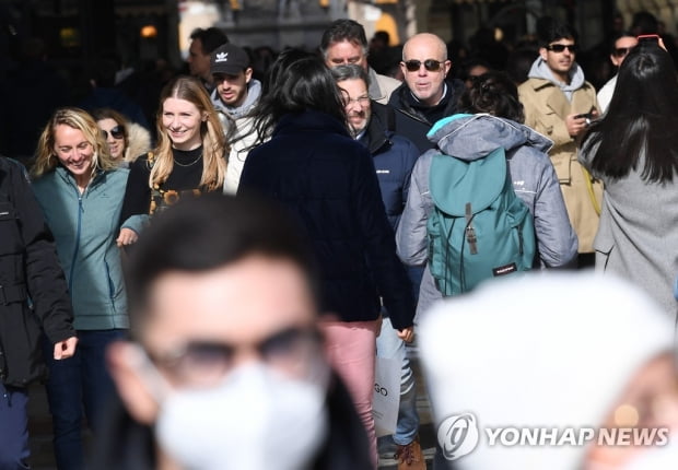 우리는 마스크 언제 벗나…"최후 검토 사안, 시기 예단 어려워"