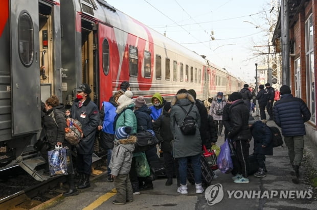 "어디로 가는지도 몰라"…러시아로 피란온 우크라 주민들