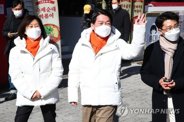 고향 부산찾은 安 "일내겠습니더…단일화 제안에 尹이 도망"