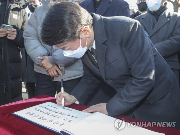 고향 부산찾은 安 "일내겠습니더…단일화 제안에 尹이 도망"