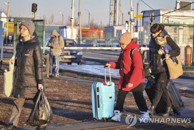 [우크라 일촉즉발] 돈바스 떠나는 피란행렬…"아들 두고 어떻게 떠나나"