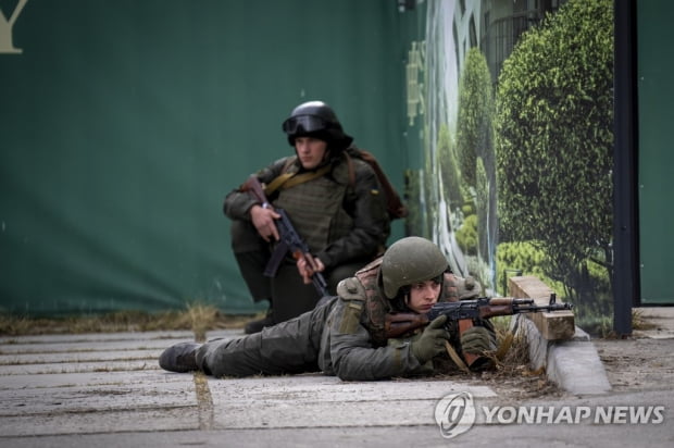 [우크라 침공] 러, 우크라군에 사실상 '항복' 요구