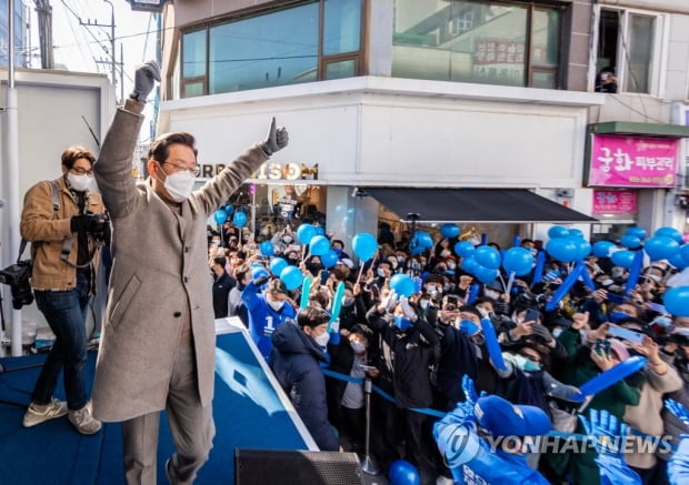 이재명, 파주서 드라이브인 유세…저녁엔 이수역 '힐링콘서트'