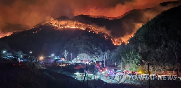 합천 산불 계속 타올라…인력 1000명 야간 진화·100여명 대피