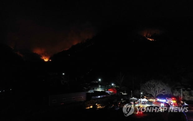 마을까지 닥친 합천 산불…헤드램프 의지해 갈퀴로 방화선