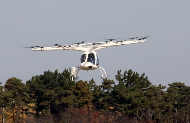 지난해 인천시 중구 영종도 파라다이스시티에서 열린 ‘도심항공교통(UAM) 비행 시연 행사’에서 멀티콥터형 2인승 드론택시 '볼로콥터'가 시험 비행을 하고 있다. 사진=뉴스1
