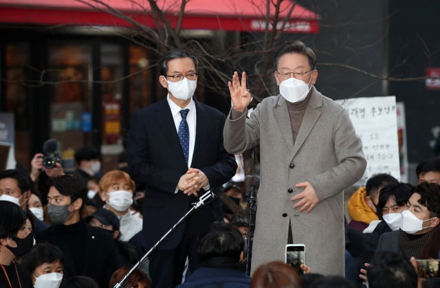 이재명 더불어민주당 대선 후보(오른쪽)와 정성호 민주당 선대위 총괄특보단장. / 사진=뉴스1