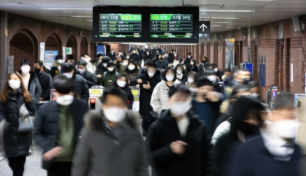 서울 지하철 시청역에서 마스크를 착용한 시민들이 출근길 발걸음을 재촉하고 있다. /사진=뉴스1