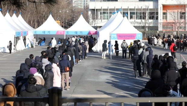 서울 송파구 잠실종합운동장에 마련된 신종 코로나바이러스 감염증(코로나19) 임시 선별진료소에서 시민들이 신속항원검사를 하기 위해 줄서서 기다리고 있다.(사진=뉴스1)