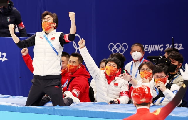 5일 오후 중국 베이징 캐피털실내경기장에서 열린 2022 베이징동계올림픽 쇼트트랙 혼성 계주 결승에서 우승을 차지한 중국 쇼트트랙 대표팀의 김선태 감독과 안현수 기술코치가 기뻐하고 있다. / 사진=뉴스1