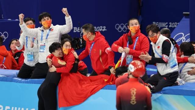 7일 중국 베이징 수도실내체육관에서 열린 2022 베이징 동계올림픽 쇼트트랙 남자 1000m 결승에서 중국 런쯔웨이가 우승을 차지해 김선태 감독과 안현수 코치가 환호하고 있다. / 사진=뉴스1