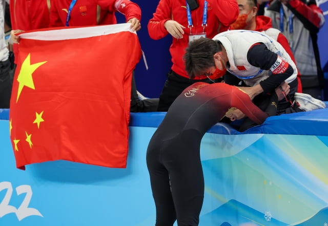 중국 런 쯔웨이가 7일 중국 베이징 수도실내체육관에서 열린 2022 베이징 동계올림픽 쇼트트랙 남자 1000m 결승에서 헝가리 리우 샤오린 산도르의 실격으로 금메달 확정된 뒤 김선태 감독과 기뻐하고 있다. / 사진=뉴스1