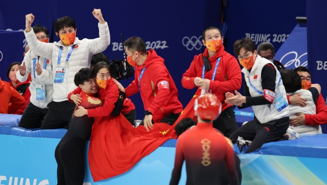 7일 중국 베이징 수도실내체육관에서 열린 2022 베이징 동계올림픽 쇼트트랙 남자 1000m 결승에서 중국 런쯔웨이가 우승을 차지해 김선태 감독과 안현수 코치가 환호하고 있다. / 사진=뉴스1