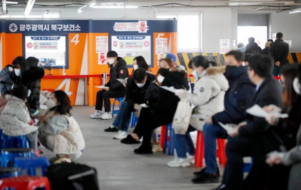  9일 오전 광주 북구보건소 선별진료소에서 시민들이 코로나19 진단검사를 받기 위해 대기하고 있다. /사진=뉴스1