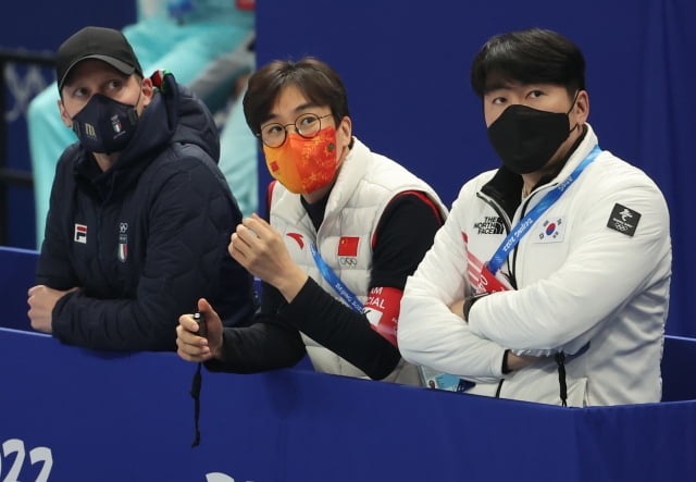 2022 베이징 동계올림픽 쇼트트랙 남자 1500m 준결승 경기에서  판정을 지켜보고 있는 김선태 감독(가운데). / 사진=뉴스1