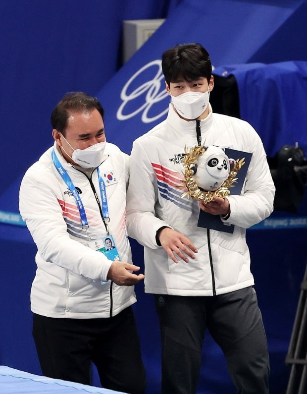 한국 쇼트트랙 대표팀 황대헌 선수와 윤홍근 한국 선수단장 /사진=뉴스1