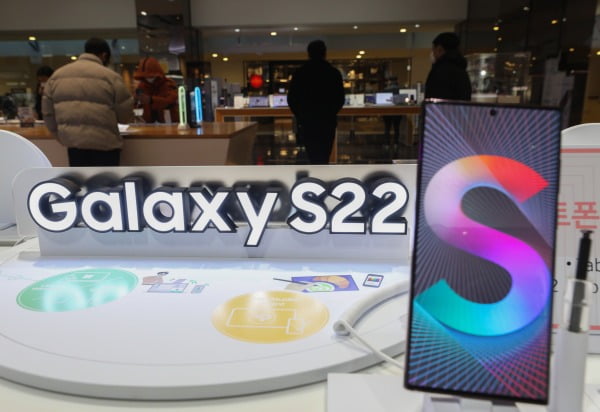 10일 서울 서초구 삼성 딜라이트에서 시민들이 삼성전자의 새로운 플래그십 스마트폰 갤럭시S22 시리즈를 체험하고 있다. 사진=뉴스1