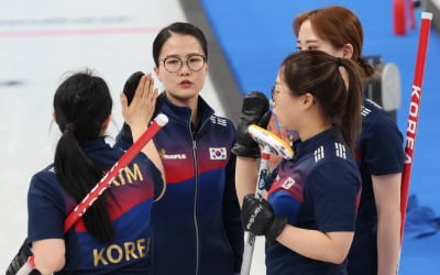 한국 여자 컬링 '팀 킴' 영국 9-7로 꺾으며 첫승 