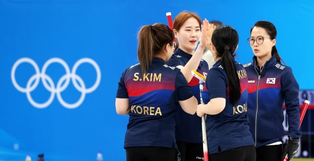 12일 중국 베이징 국립아쿠아틱센터에서 열린 2022 베이징 동계올림픽 여자 컬링 러시아올림픽위원회(ROC)와의 경기에서 9-5로 승리한 대한민국 대표팀 팀 킴이 기뻐하고 있다. 사진=뉴스1
