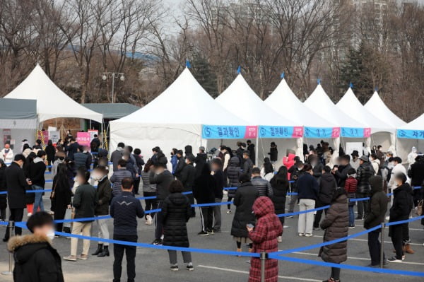 서울 송파구 잠실종합운동장에 마련된 신종 코로나바이러스 감염증(코로나19) 임시 선별진료소에서 시민들이 검사를 기다리고 있다. /사진=뉴스1