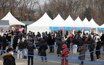 오후 6시까지 5만명 육박…신규 확진 4만8635명 '동시간 최다'