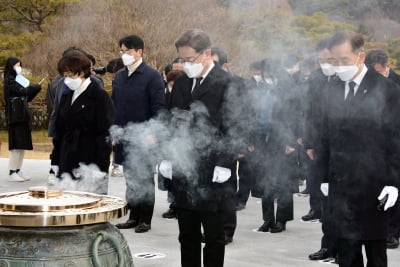 이재명, 현충원서 이승만·박정희 포함 전직 대통령 묘역 참배