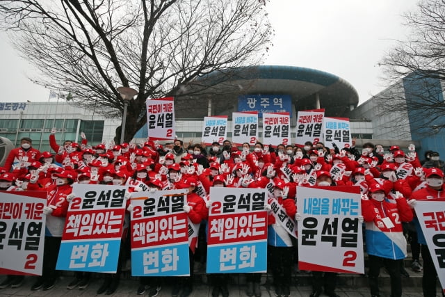 제20대 대통령 선거 공식 선거운동이 시작된 15일 오전 광주역 광장에서 열린 윤석열 국민의힘 대선후보의 공식유세에서 선거운동원들이 지지를 호소하고 있다. / 사진=뉴스1