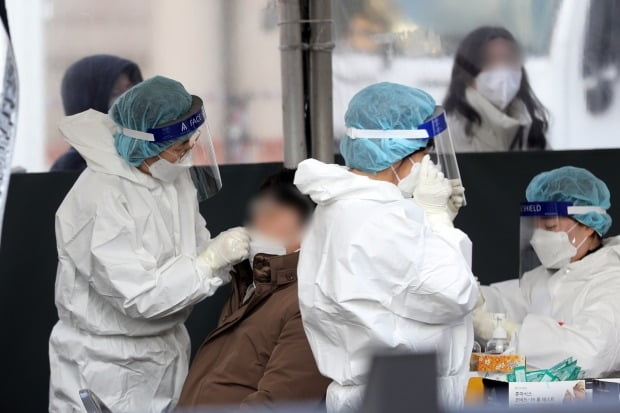 16일 오전 서울 중구 서울역광장에 마련된 신종 코로나바이러스 감염증(코로나19) 임시선별진료소에서 시민이 신속항원검사를 받고 있다. /사진=뉴스1