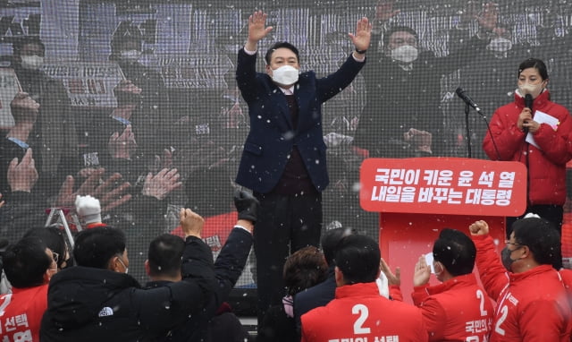 윤석열 국민의힘 대선후보가 16일 오전 광주 광산구 송정매일시장을 찾아 유권자들에게 지지를 호소하고 있다.  /사진=뉴스1