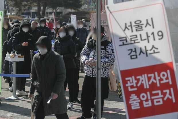 16일 서울 송파구 잠실종합운동장에 마련된 신종 코로나바이러스 감염증(코로나19) 임시 선별진료소에서 시민들이 검사를 기다리고 있다. /사진=뉴스1